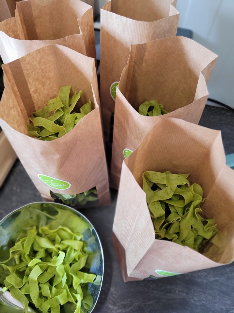 Bärlauchbandnudeln beim Einfüllen