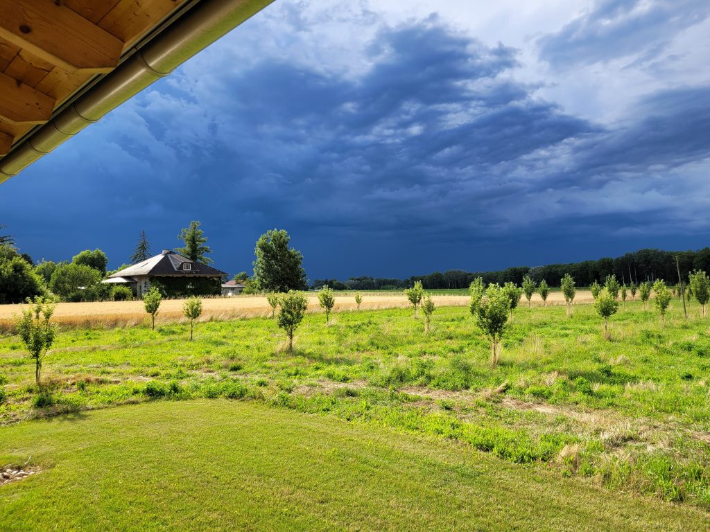Gewitterstimmung hinterm Hofladen (Juli 2023)