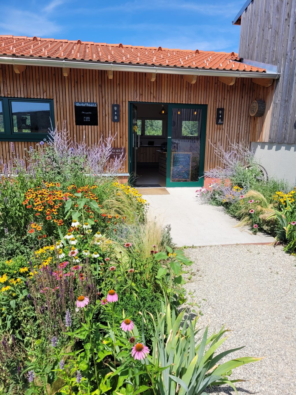 Blütenpracht vorm Hofladen im Juli 2023