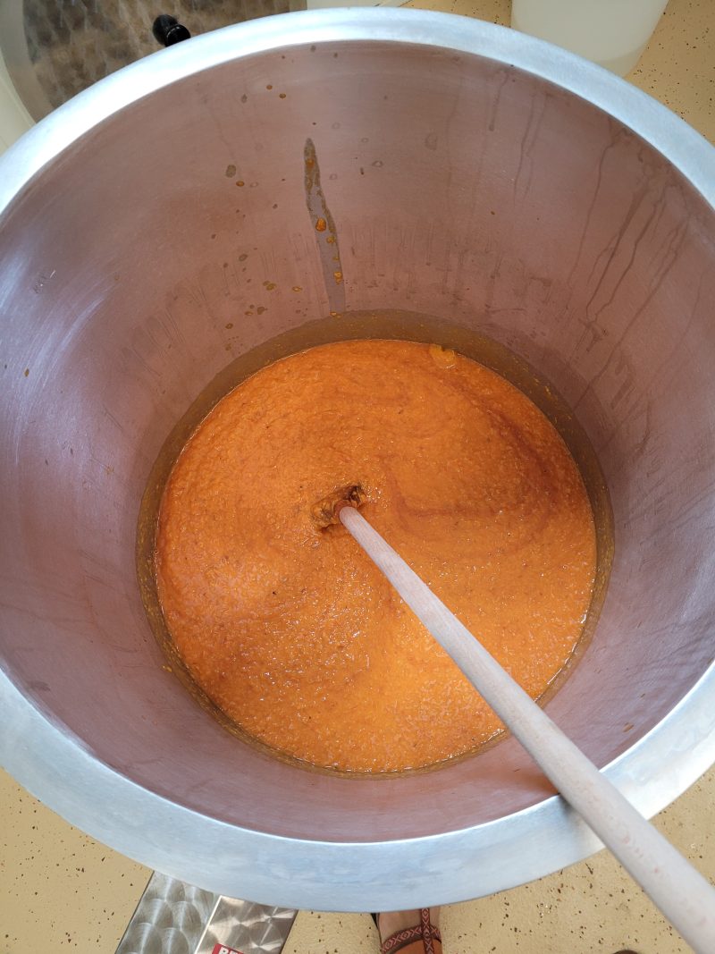 Marillenpüree wird im Kessel zum Kochen gebracht