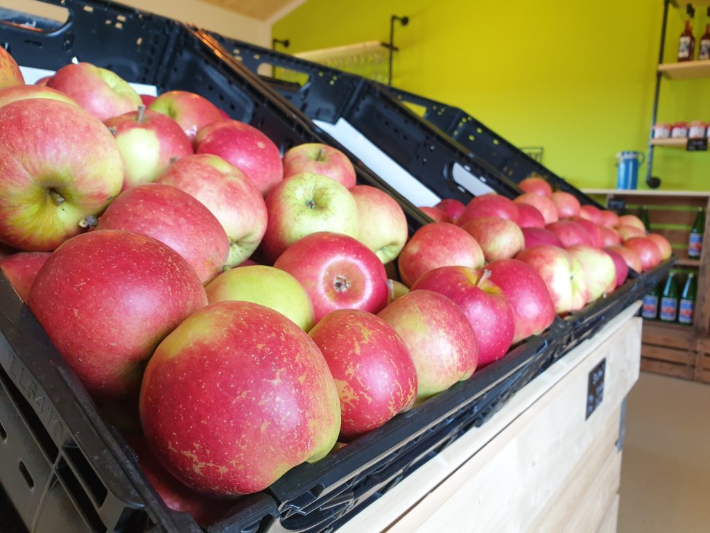 Äpfel der Sorte 'Arlet' im Hofladen