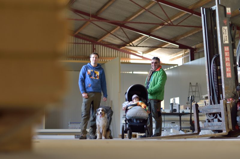 Aufstellung der Innenpaneele in der Betriebshalle