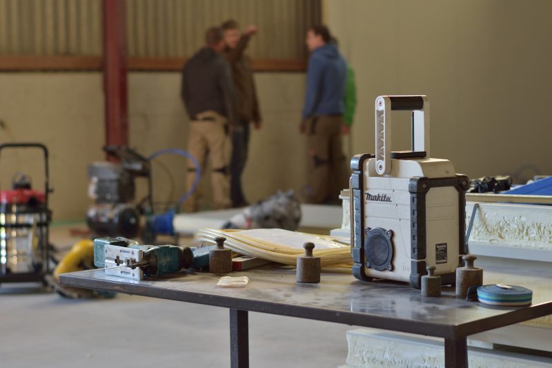 Aufstellung der Innenpaneele in der Betriebshalle