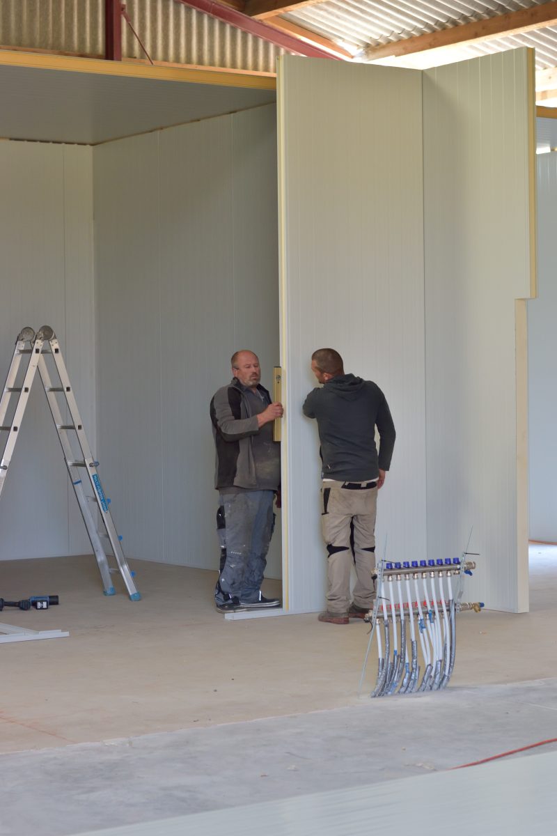 Aufstellung der Innenpaneele in der Betriebshalle