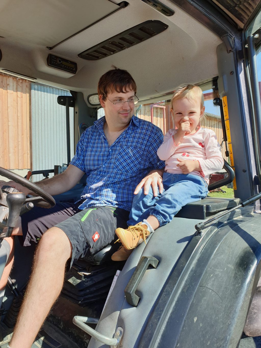 Christoph Friedrich mit Tochter Valerie am Traktor 2020