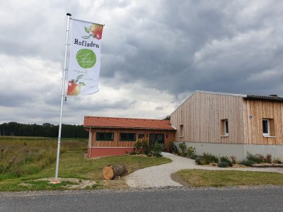 Hofladen mit Fahne 2020